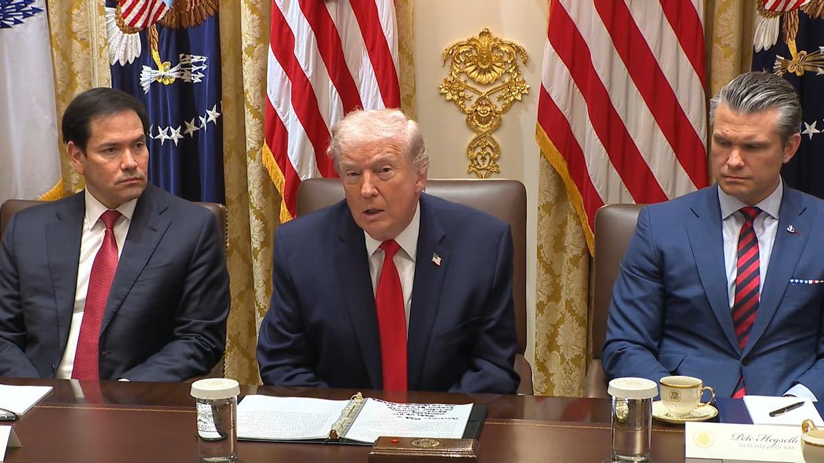 Captura de vídeo de la Casa Blanca en la que aparecen Donald Trump, Marco Rubio y Pete Hegseth.