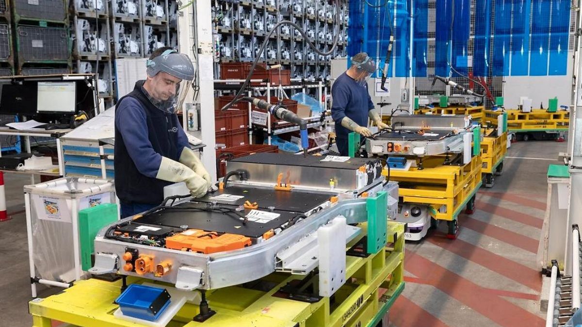 Trabajadores en la fábrica de Stellantis en Vigo.