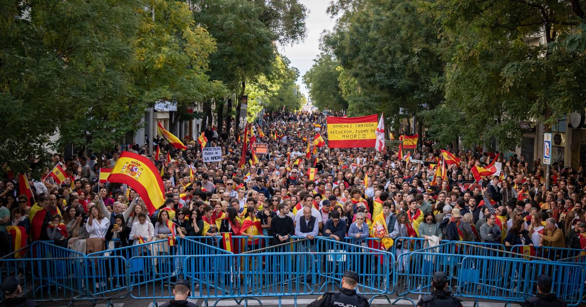 Las protestas en Ferraz continúan por la tarde con gritos contra ...