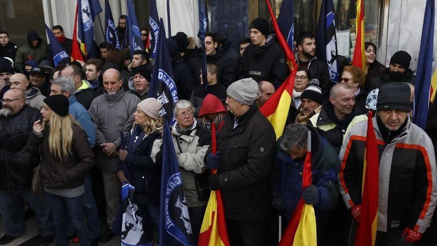 Manifestantes a las puertas de Banco de Madrid para impedir el desalojo del grupo neonazi Hogar Social.