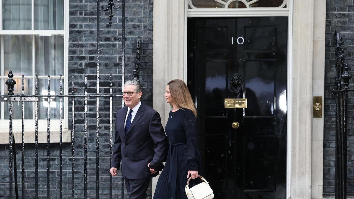 Keir Starmer junto a su esposa, Victoria, abandonan la residencia del Primer ministro
