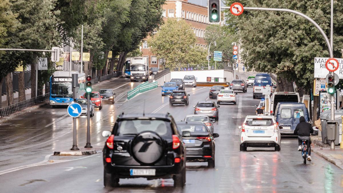 Varios coches circulan bajo la lluvia, a 2 de septiembre de 2023, en Madrid (España).