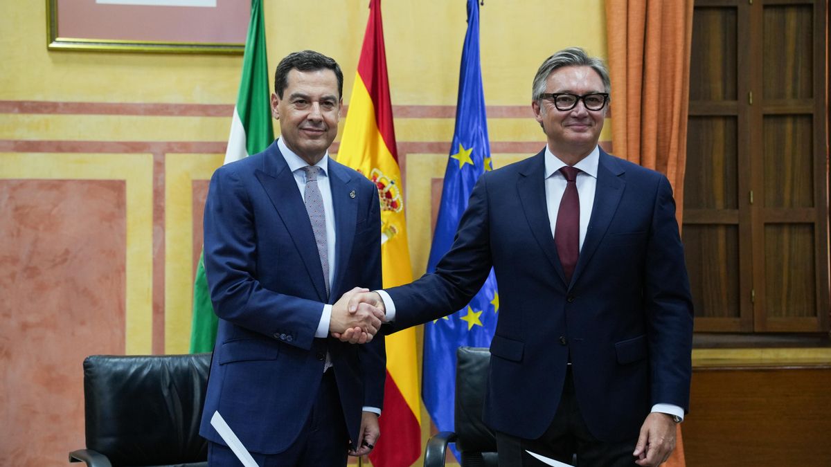 Juanma Moreno (PP), junto al portavoz del grupo parlamentario Vox en Andalucía, Manuel Gavira.