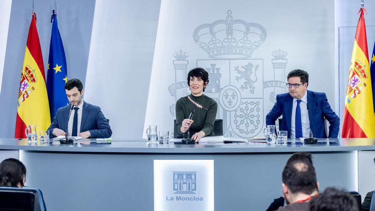El ministro de Consumo y Agenda 2030, Pablo Bustinduy, la ministra de Inclusión Seguridad Social y Migraciones, Elma Saiz, y el ministro para la Transformación Digital, Óscar López.