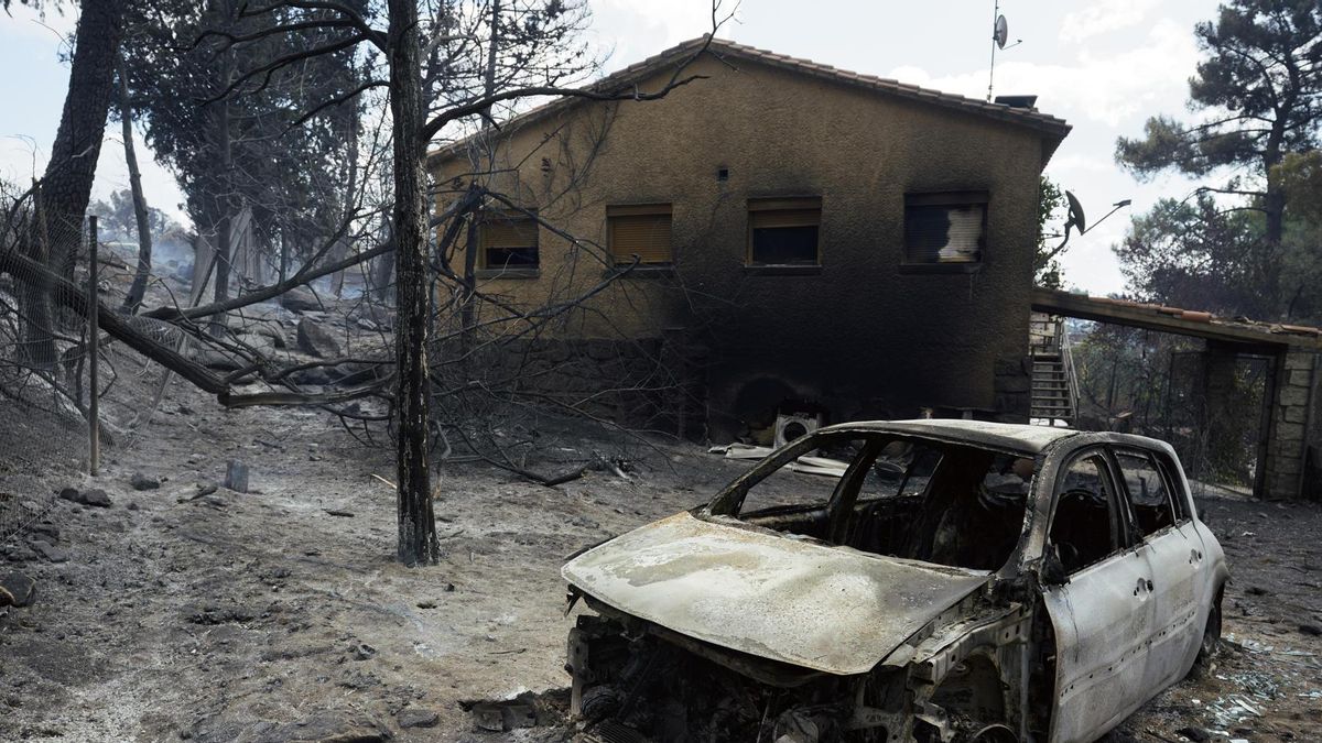 Casas quemadas en los alrededores de el embalse de El Burguillo por el incendio que se originó en Burgohondo (Ávila).