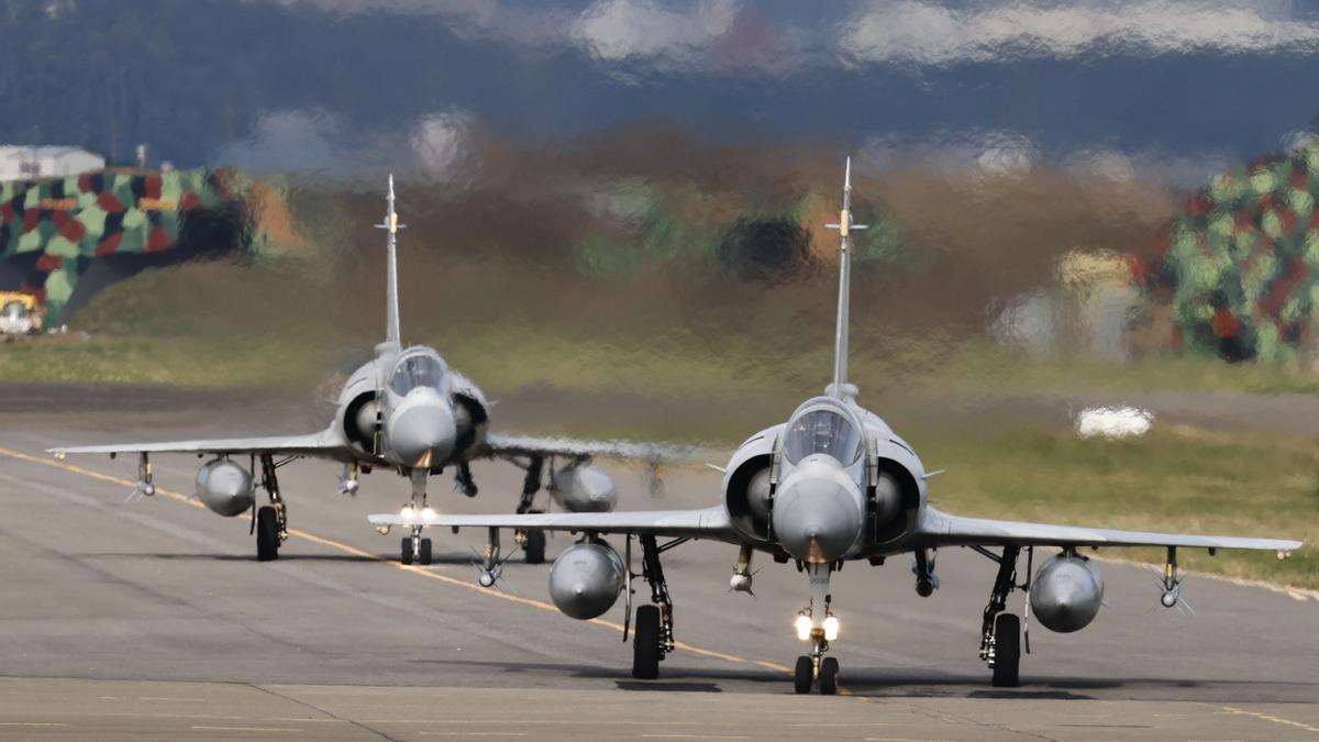 La Fuerza Aérea de Taiwán se prepara para despegar en una base aérea en Hsinchu, Taiwán.
