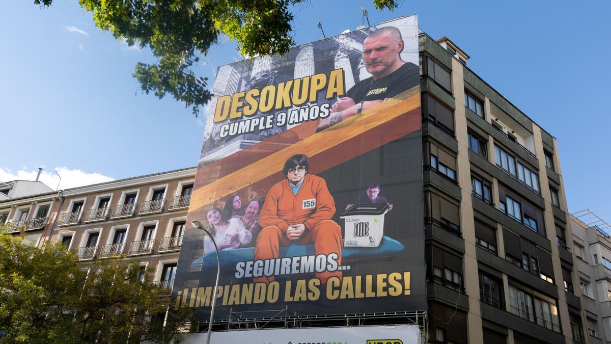 Una lona colgada por Desokupa, a 1 de diciembre de 2023, en Madrid (España).