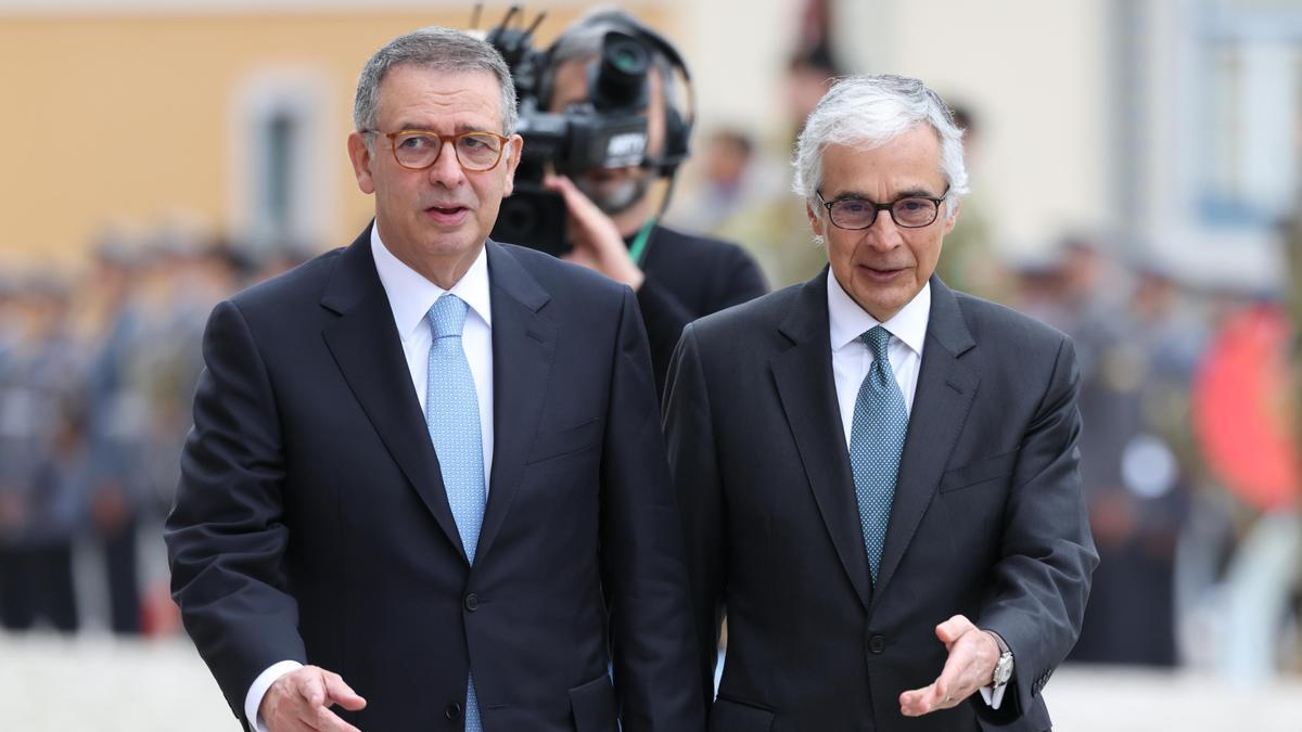 El Presidente electo portugués Antonio José Seguro (L) es recibido por el Presidente del Parlamento, Joase Pedro Aguiar Branco, a su llegada a la ceremonia de juramento en el Parlamento portugués en Lisboa.