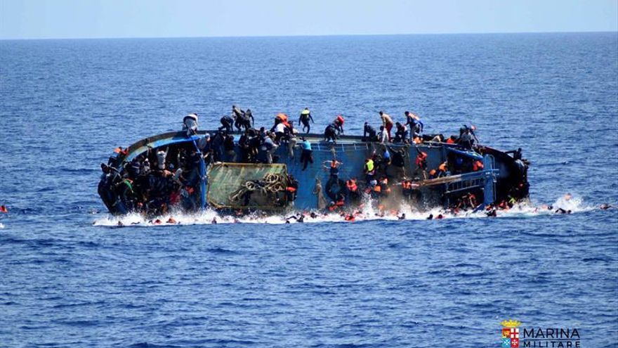 Momento en el que la embarcación volcaba a 18 millas de las costas de Libia