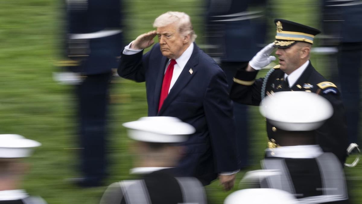 Donald Trump saluda a las tropas estadounidenses de la Armada.