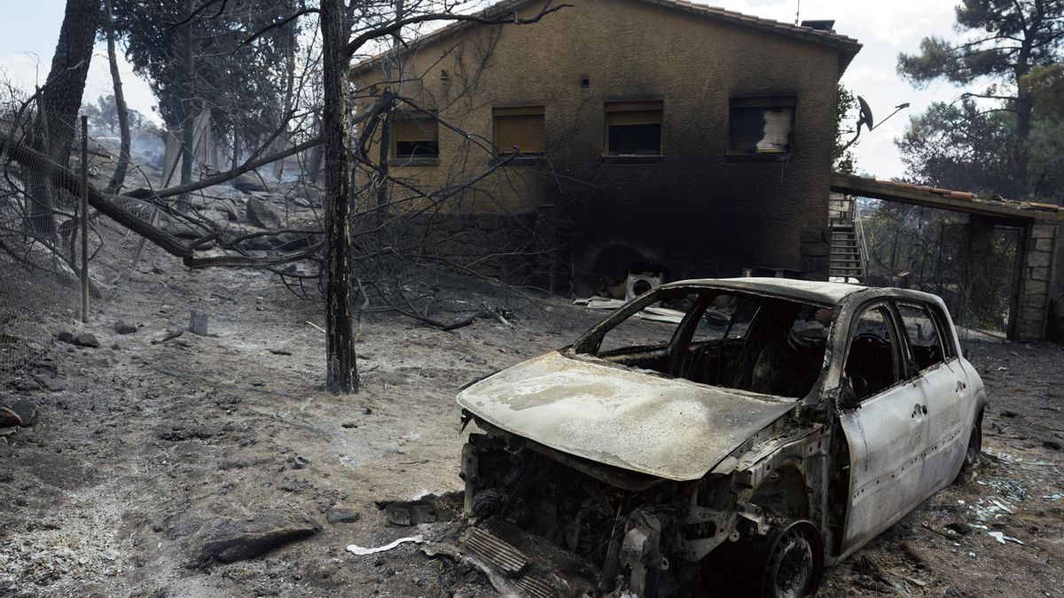 Casas quemadas en los alrededores de el embalse de El Burguillo por el incendio que se originó en Burgohondo (Ávila).