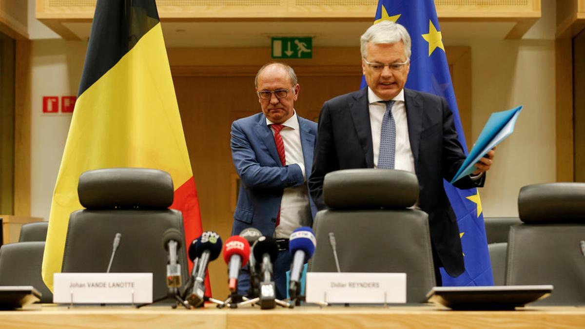 El comisario designado para ocupar la cartera de Justicia en la próxima Comisión Europea, el liberal belga Didier Reynders (derecha).