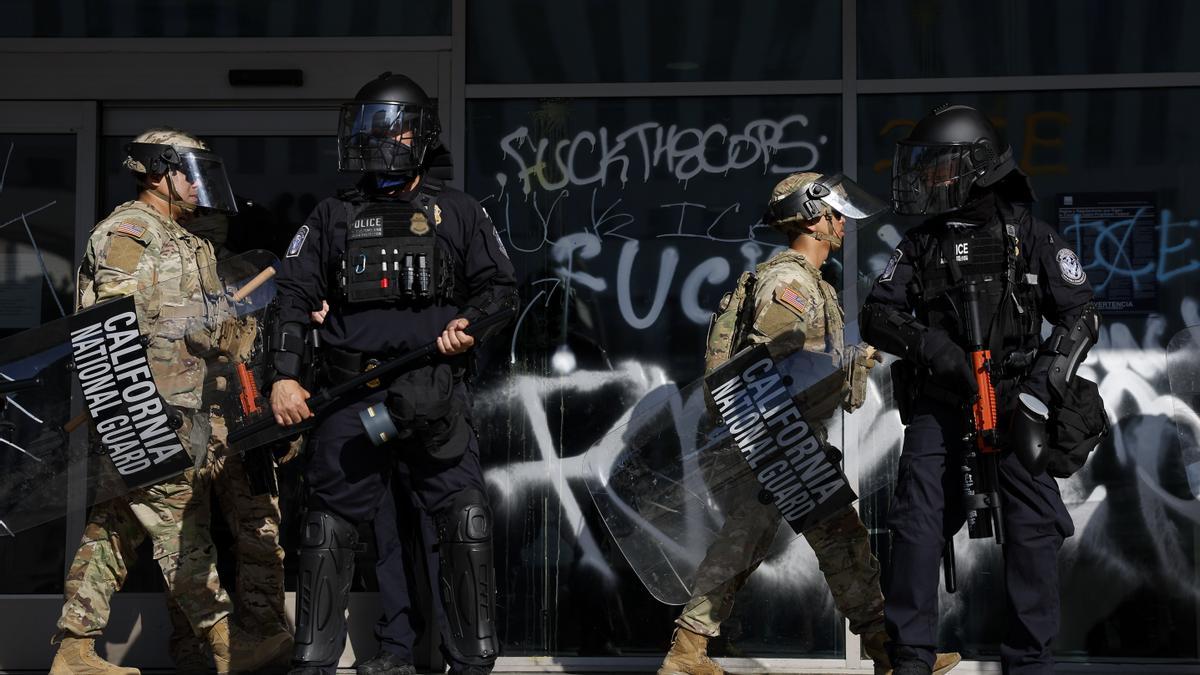 Oficiales de la Guardia Nacional y de Aduanas frente al edificio federal Edward R. Roybal en Los Ángeles, California.