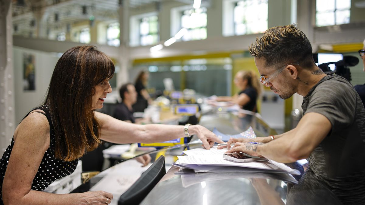 Los últimos solicitantes de la regularización extraordinaria de inmigrantes han acudido a las oficinas de Correos para presentar su documentación.