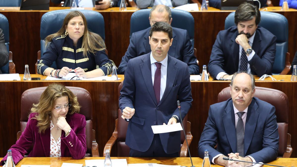 El exconsejero de Educación y Universidades, Emilio Viciana, durante un pleno en la Asamblea de Madrid.