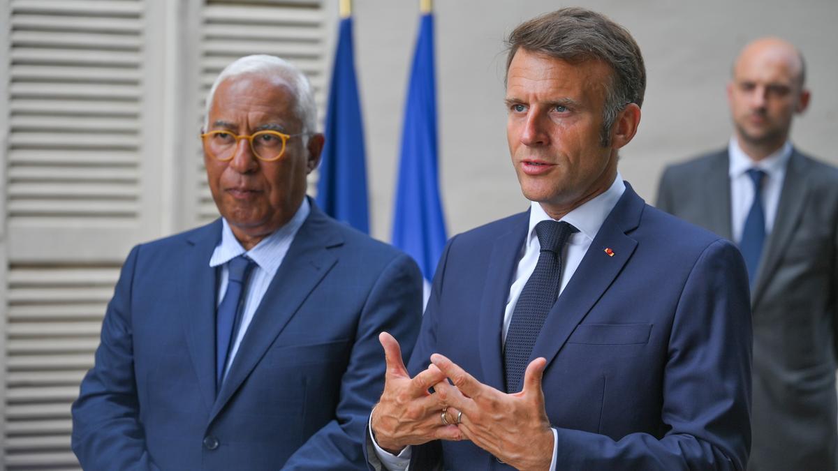 El presidente francés, Emmanuel Macron, y Antonio Costa, presidente del Consejo Europeo, conversan tras una reunión en línea con otros líderes europeos donde abordaron la guerra en Ucrania.