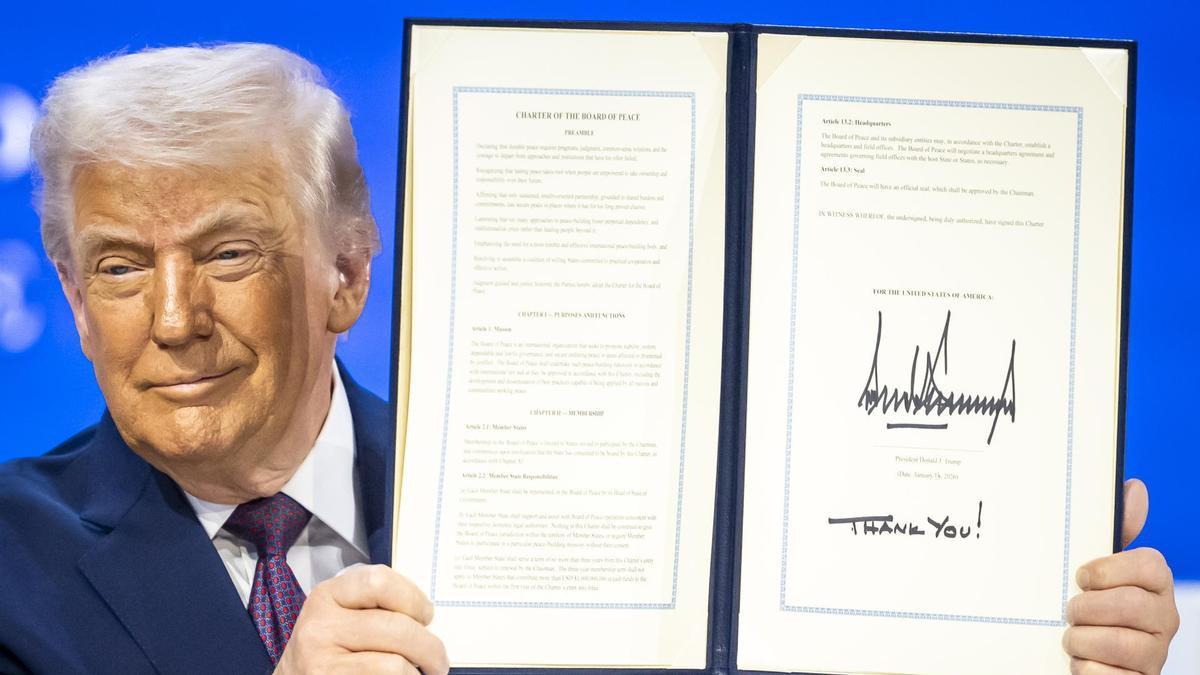 El presidente de Estados Unidos, Donald Trump, sostiene una carta fundacional firmada en la reunión de la "Junta de la Paz".