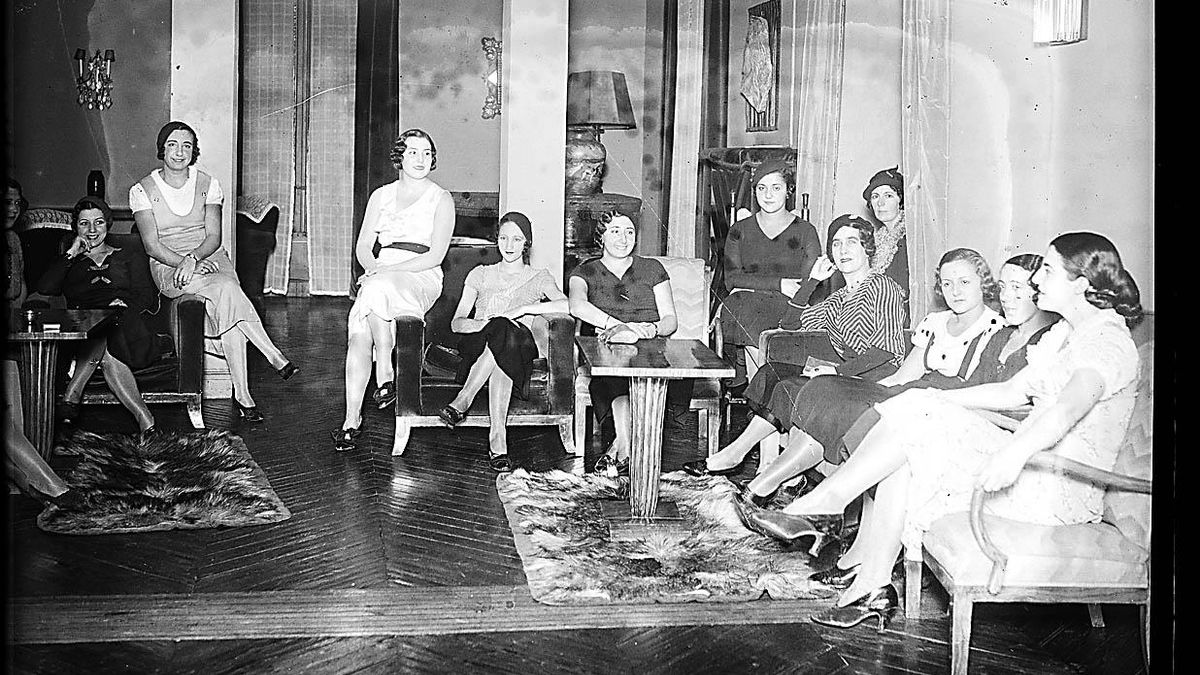 Reunión de socias del Lyceum Club Femenino en el edificio de las Siete Chimeneas.