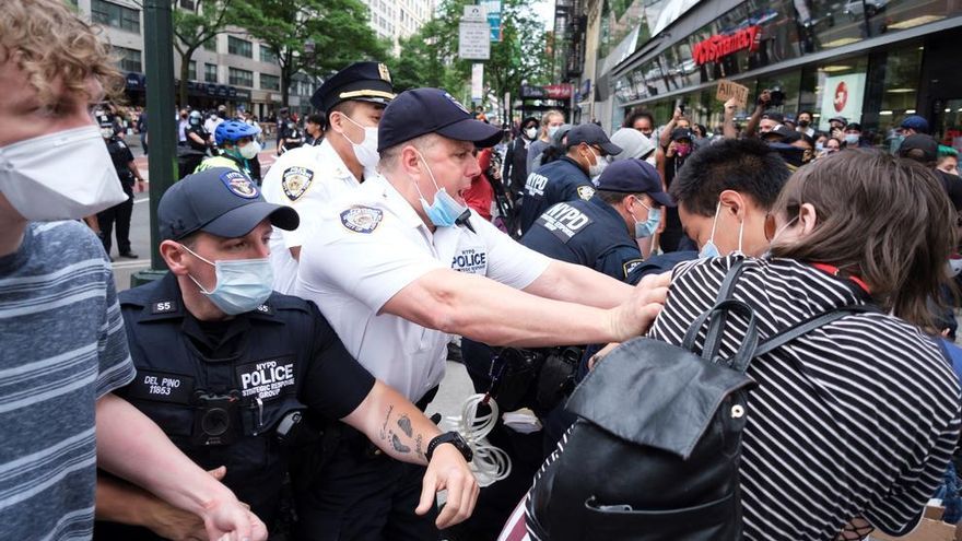 Oficiales de policía de Nueva York se pelean con los manifestantes durante una protesta en respuesta a la muerte de George Floyd.