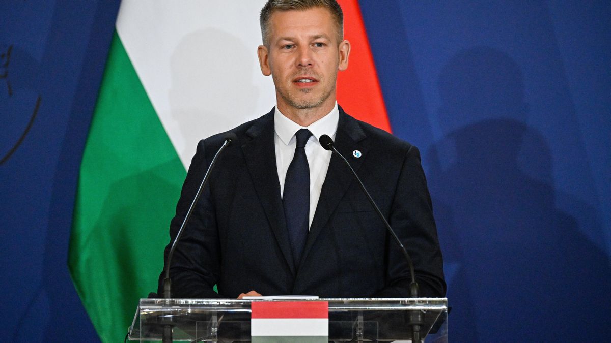 El primer ministro húngaro, Péter Magyar, asiste a una rueda de prensa conjunta con sus homólogos eslovaco, checo y polaco