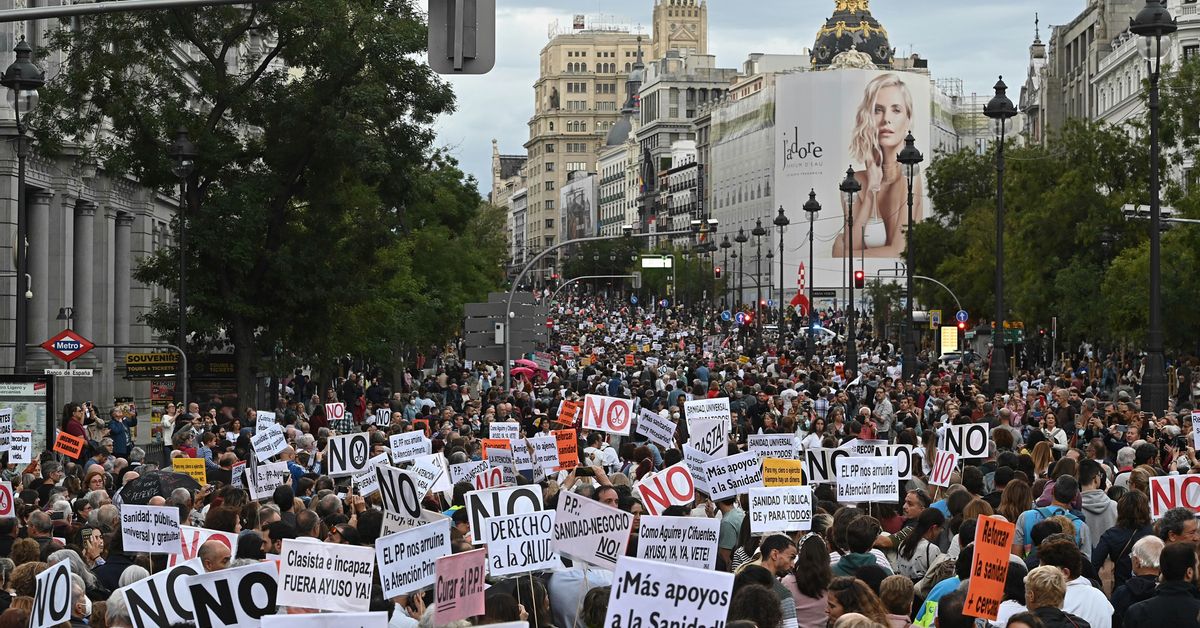La izquierda arropa a los sanitarios en la protesta previa a la huelga ...