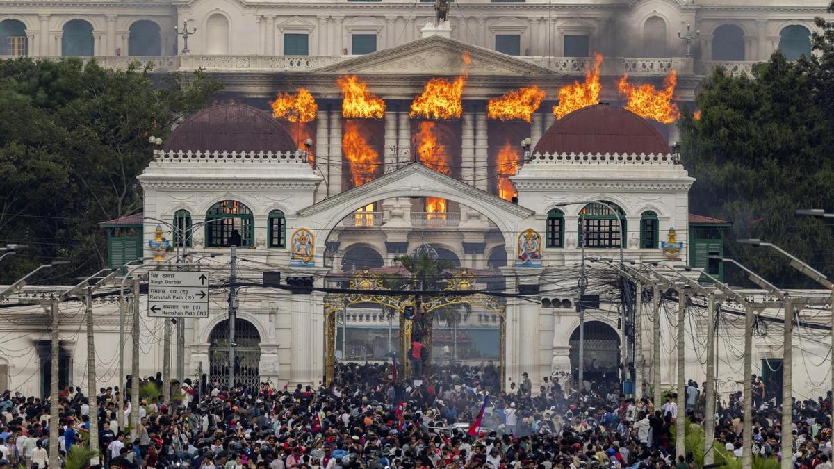 El fuego asola el palacio Singha Durbar, que alberga los edificios gubernamentales y parlamentarios, después de que los manifestantes irrumpieran en las instalaciones.