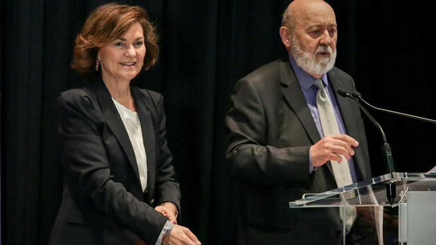 La vicepresidenta del Gobierno en funciones, Carmen Calvo, y el director de la Revista Temas, José Félix Tezanos, durante la presentación del número 300 de la Revista Temas.