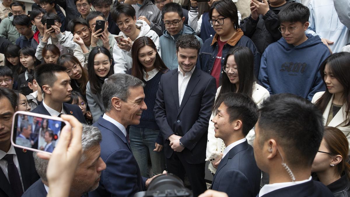 Sánchez, junto a estudiantes durante su visita a China.