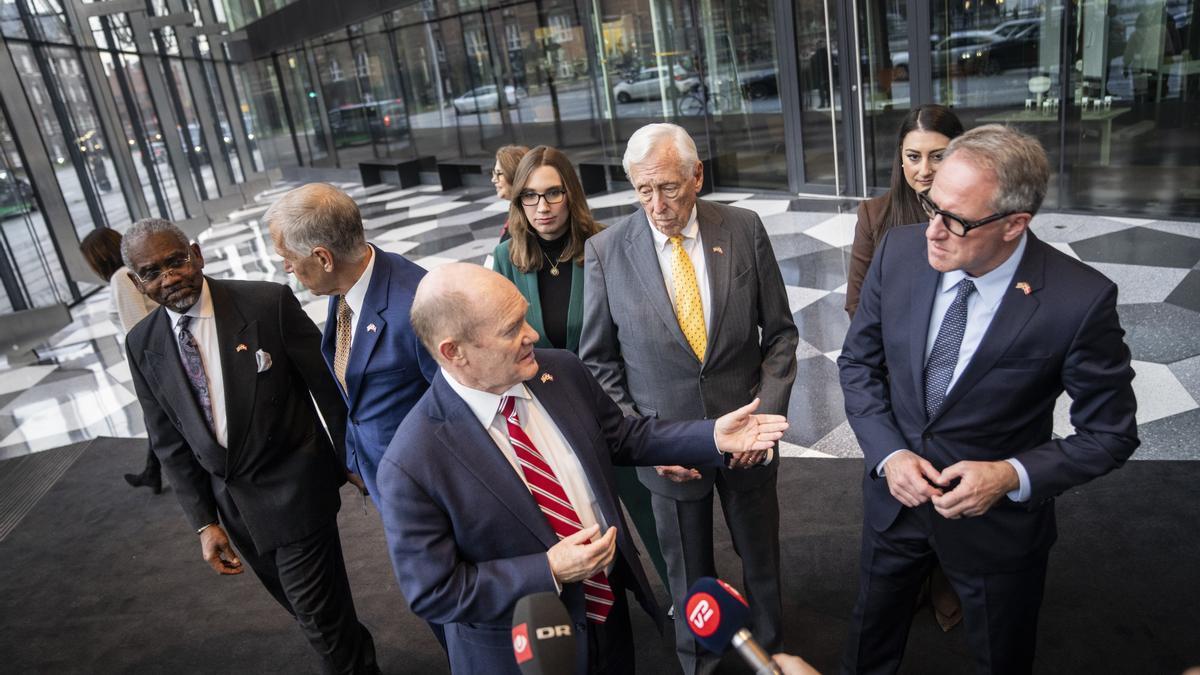 Los parlamentarios estadounidenses y el director ejecutivo de Danish Industry, Lars Sandahl Sorensen, hablan con los medios.