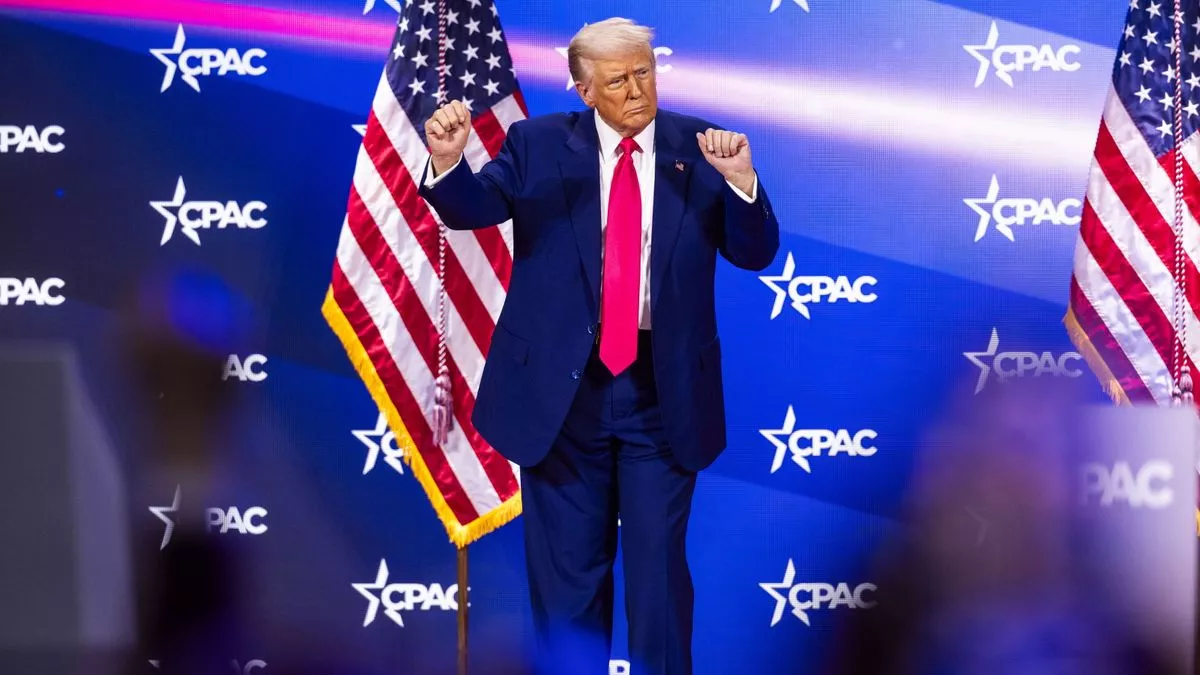 Donald Trump baila tras su intervención en el último día de la Conferencia de Acción Política Conservadora.