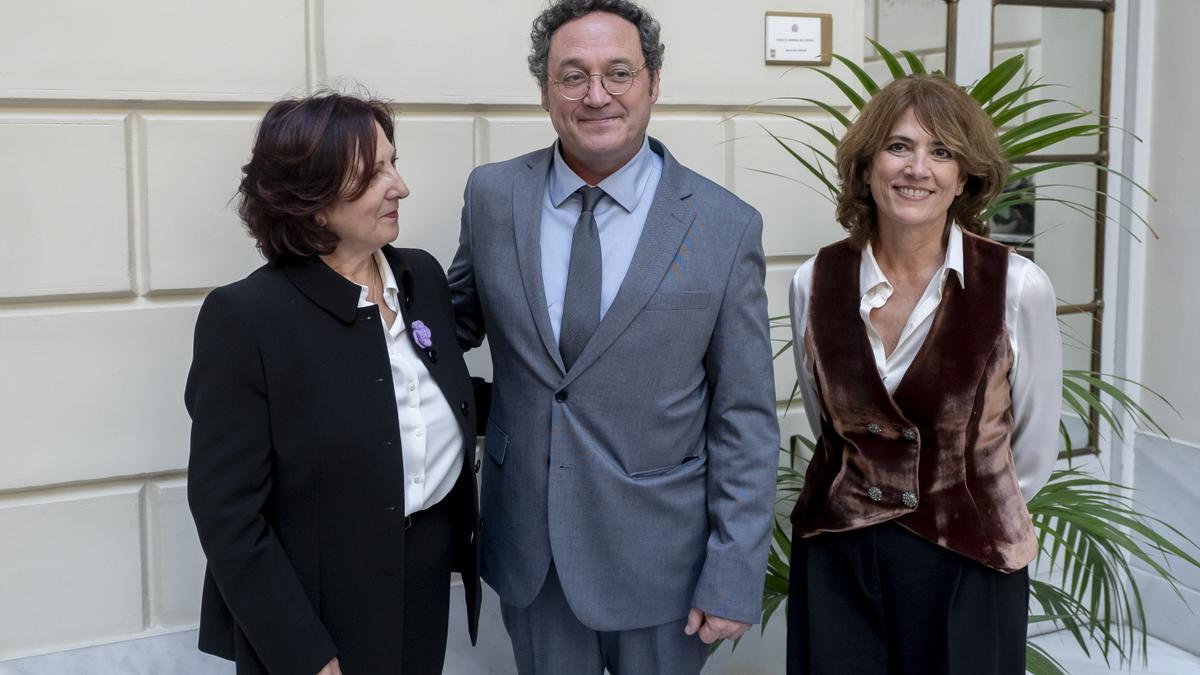 Álvaro García Ortiz, entre la nueva fiscala general, Teresa Peramato, y la anterior a él, Dolores Delgado, en la toma de posesión de la primera.