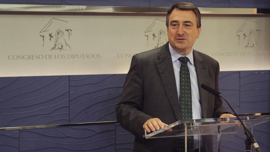 El portavoz del PNV en el Congreso, Aitor Esteban, durante la rueda de prensa en la Cámara Baja.