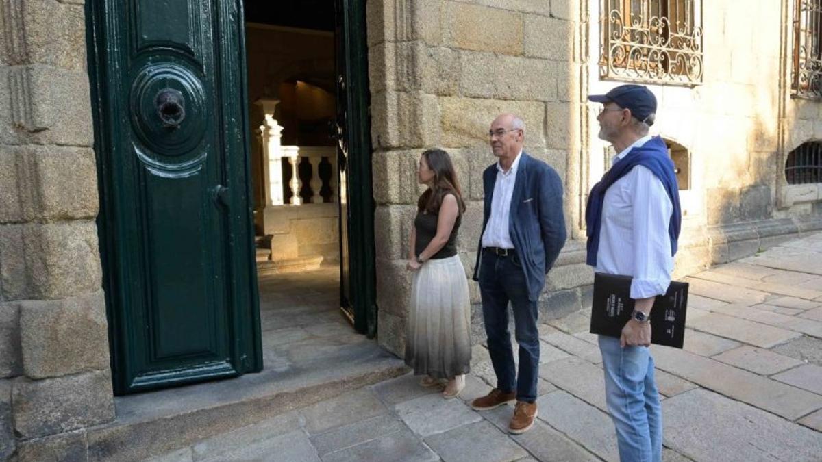 Inés Rey, Francisco Jorquera y Alfredo Vigo acceden a la Casa Cornide