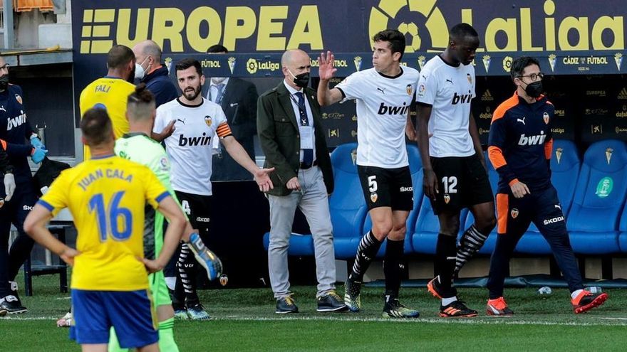 Los jugadores del Valencia abandonan el terreno de juego, durante el partido ante el Cádiz que disputan este domingo en el estadio Ramón de Carranza.