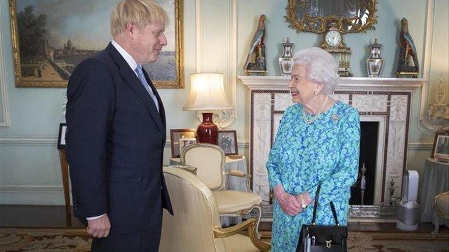 Boris Johnson y la reina Isabel II.