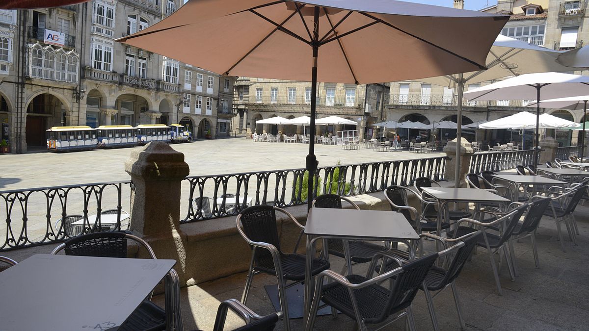 Terrazas vacías en la Plaza Mayor de Orense.