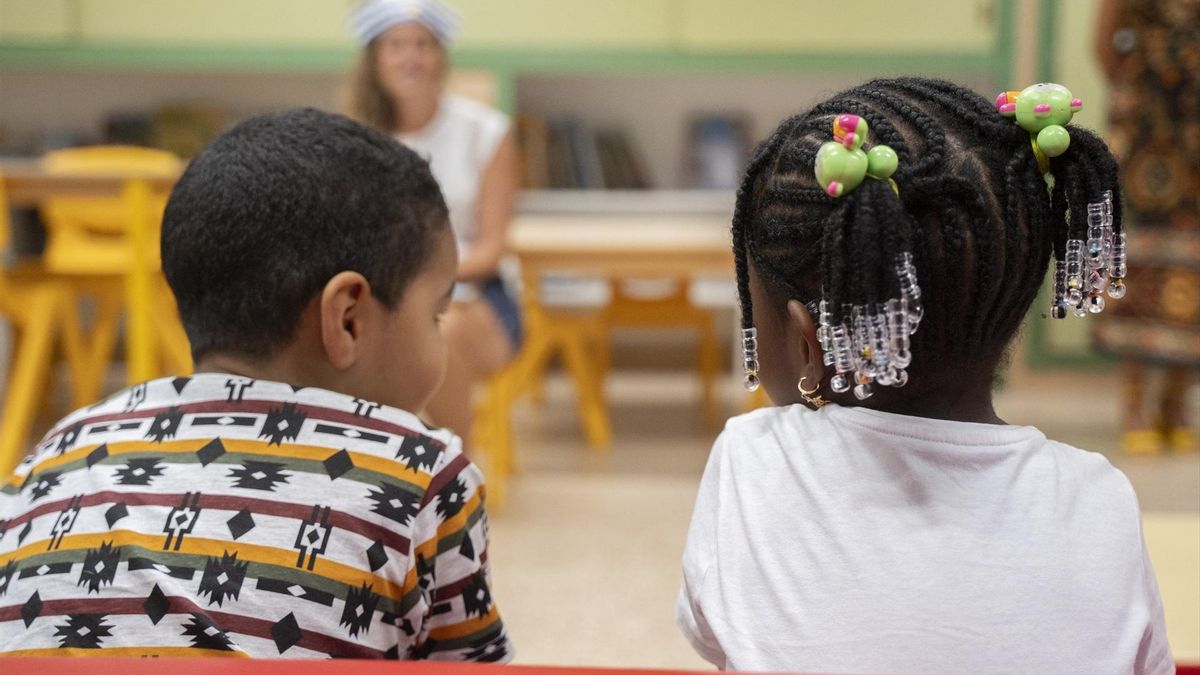 Varios niños en un aula el día en el que se inicia el curso escolar 2023/2024, en el CEIP El Constitución, a 11 de septiembre de 2023, en Quart de Poblet, Valencia.