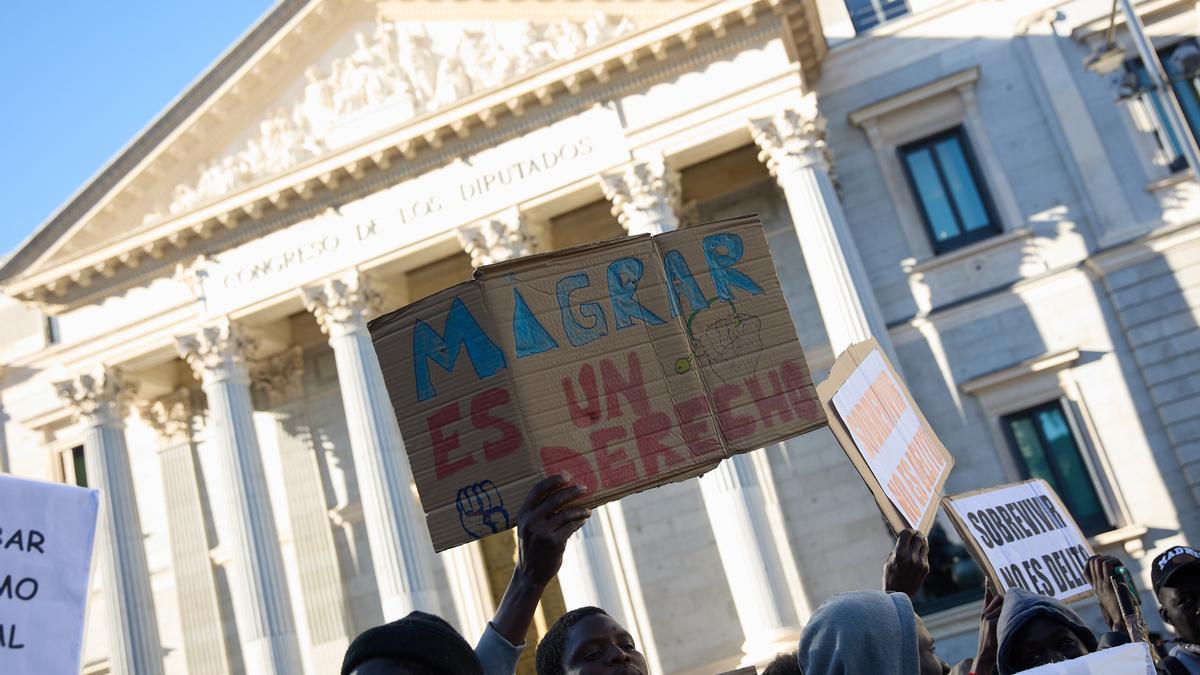 Archivo - Varias personas se concentran frente al Congreso en defensa de la ILP RegularizaciónYa mientras se debate la iniciativa en el Congreso, a 9 de abril de 2024, en Madrid (España).