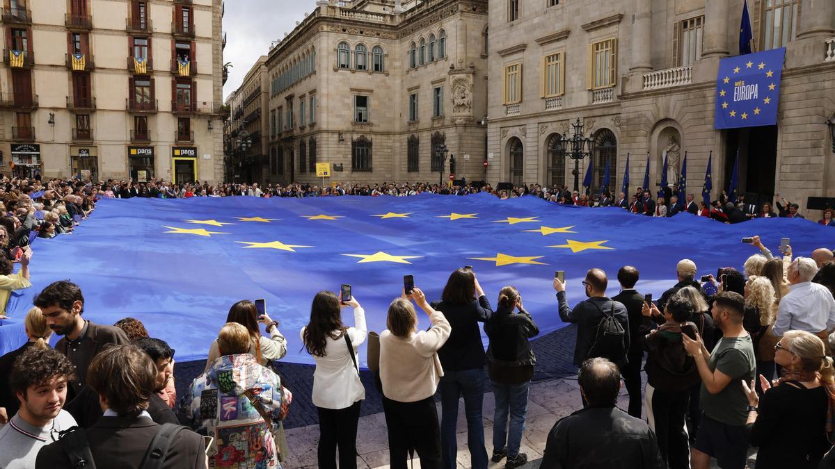 Cuando el AVE se inauguró sin banderas de la UE o por qué España se mueve entre el europeísmo y la ignorancia
