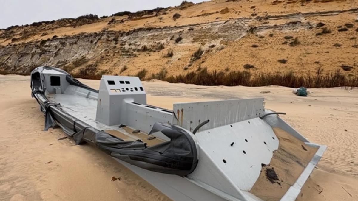 Restos de una narcolancha en Doñana.