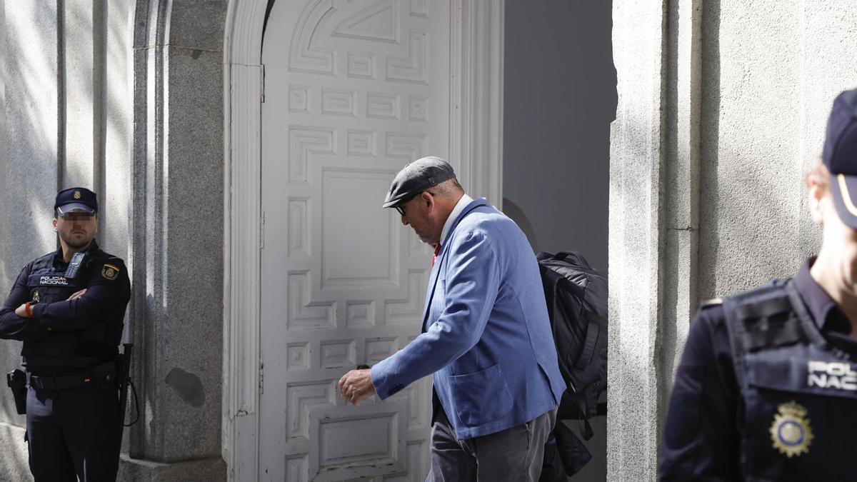 El juez del Supremo también mantiene en libertad a Koldo García tras negarse a declarar