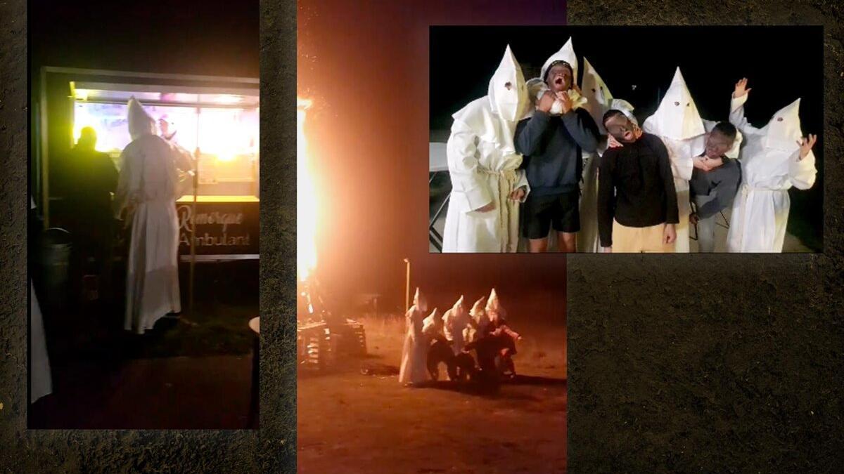 Paracaidistas aficionados franceses disfrazados como miembros del Ku Klux Klan simulan quemar a negros
