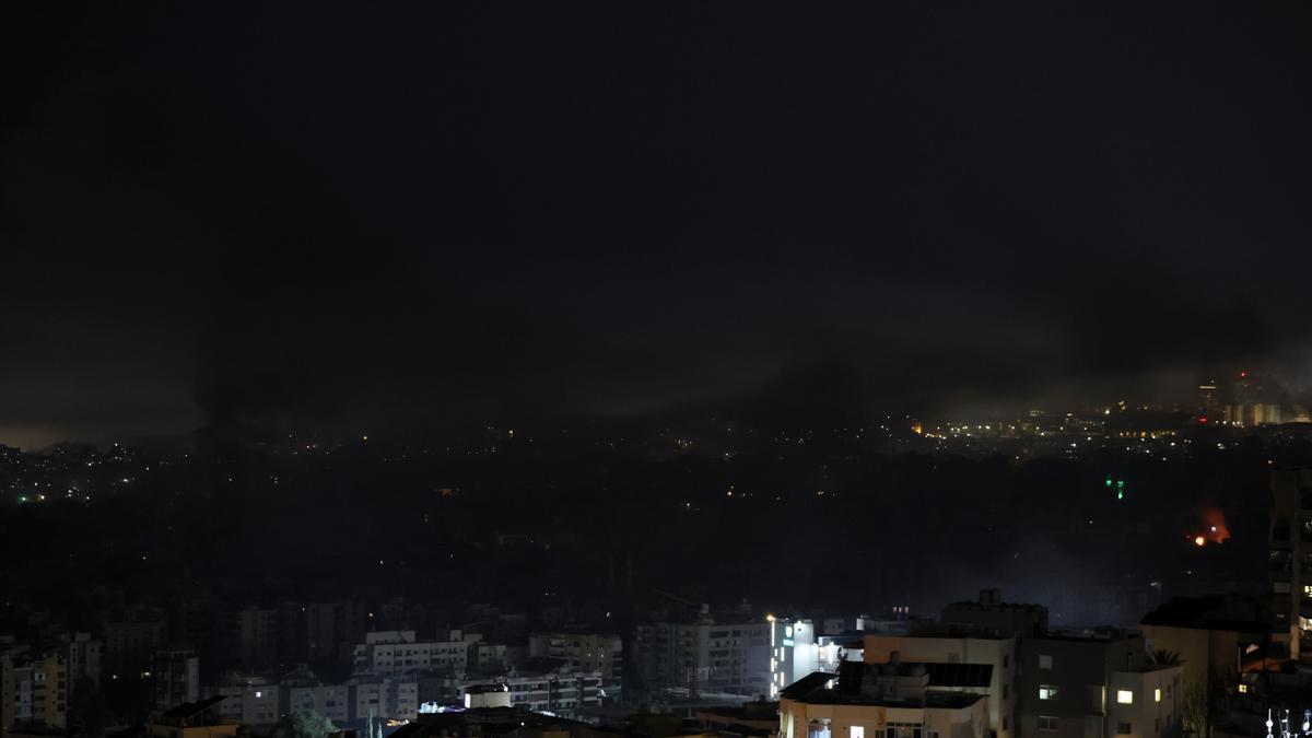 Columnas de humo se alzan tras los ataques aéreos israelíes en Dahieh, en los suburbios del sur de Beirut, Líbano.