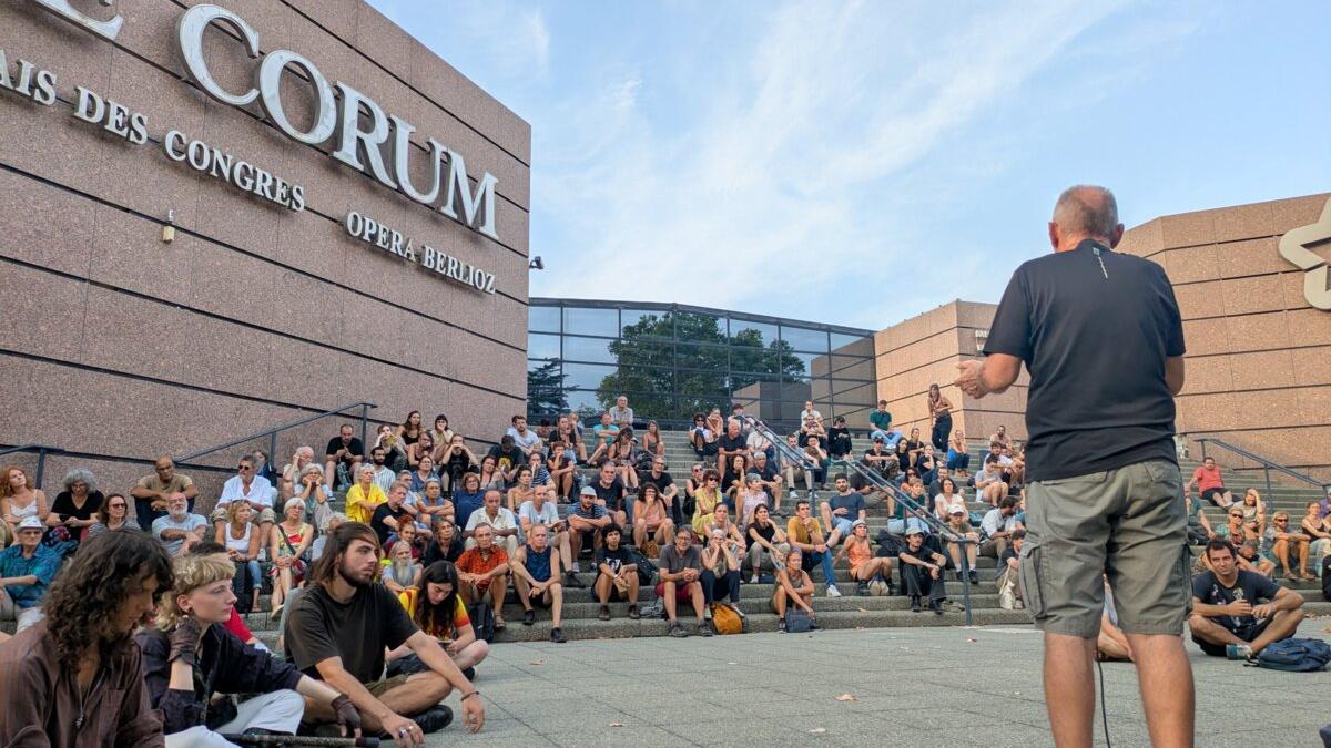 Al menos doscientas personas participaron en la asamblea general para preparar la movilización del 10 de septiembre en Montpellier, el martes 26 de agosto de 2025.