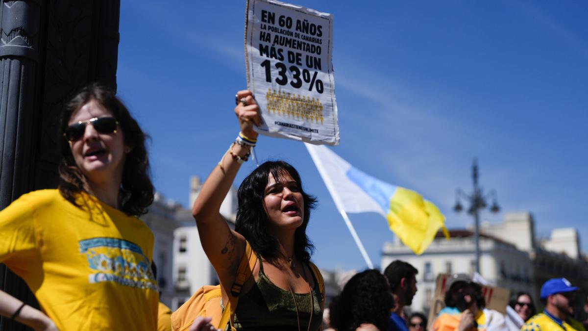 Manifestación en la Puerta del Sol de Madrid este domingo bajo el lema 'Canarias tiene un límite'.