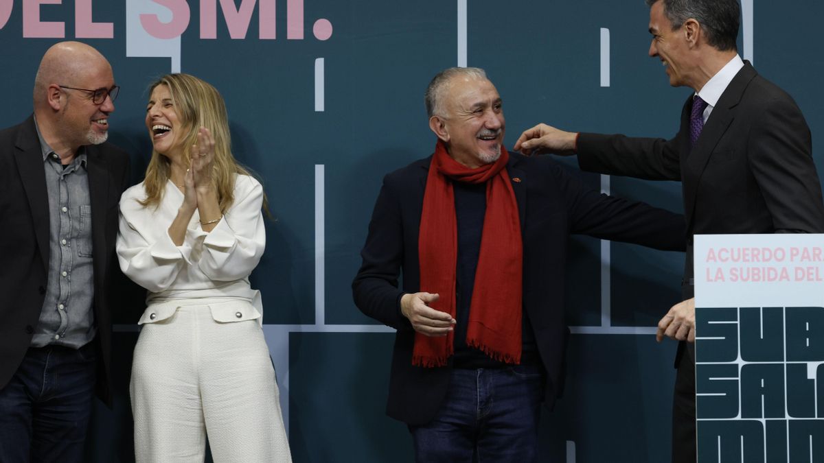 Unai Sordo, Yolanda Díaz, Pepe Álvarez y Pedro Sánchez, durante la firma de la subida del salario mínimo.