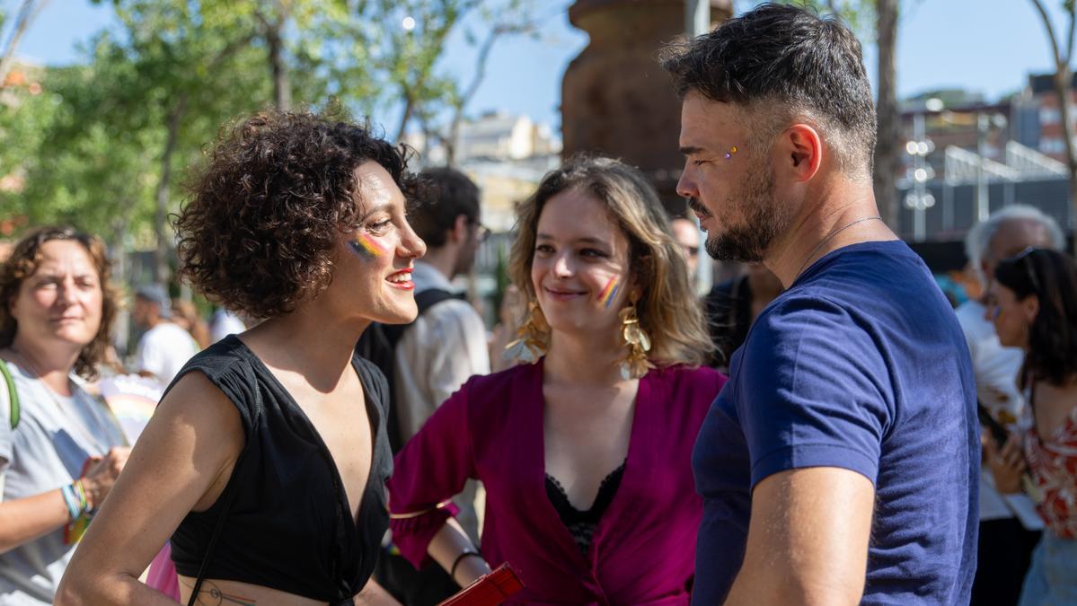 El portavoz de ERC, Gabriel Rufián (d), conversa con diputada de los comunes, Aina Vidal (i)