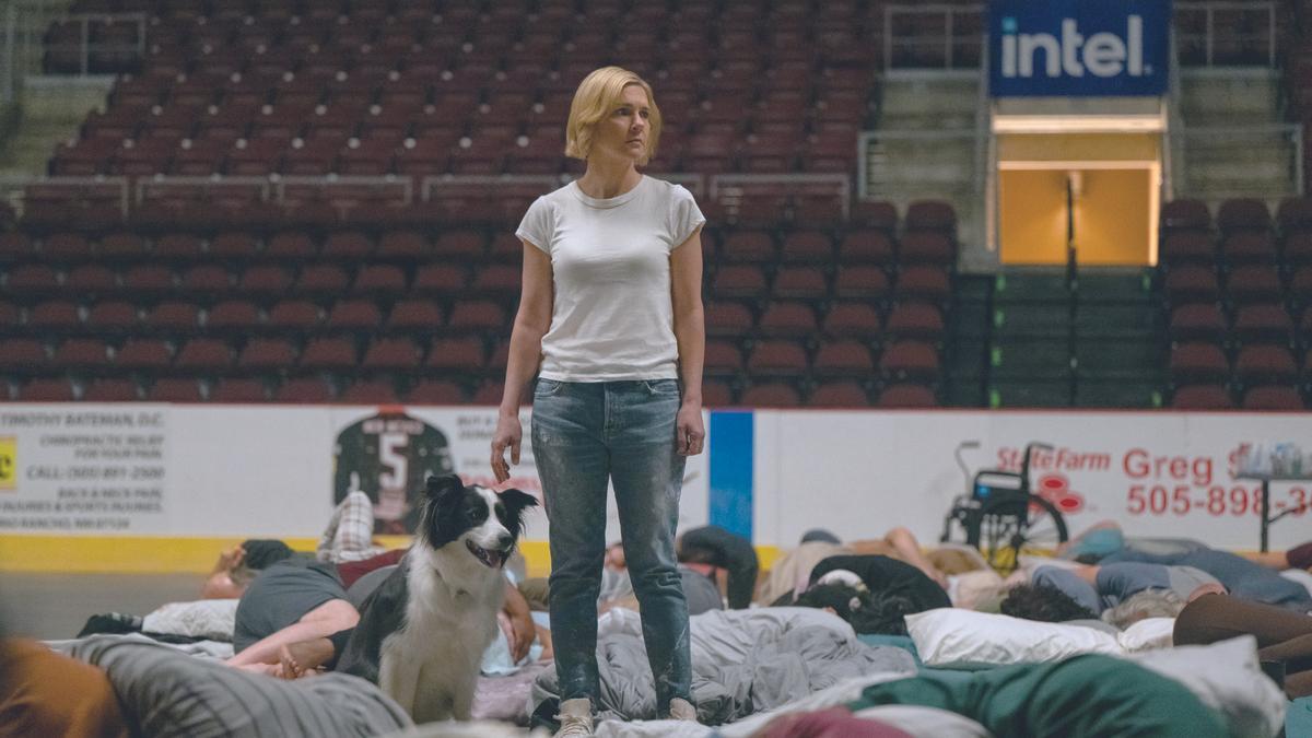 Rhea Seehorn (Carol en la ficción), la protagonista central de 'Pluribus', de Vince Gilligan, en un episodio de la primera temporada de la serie de Apple TV.