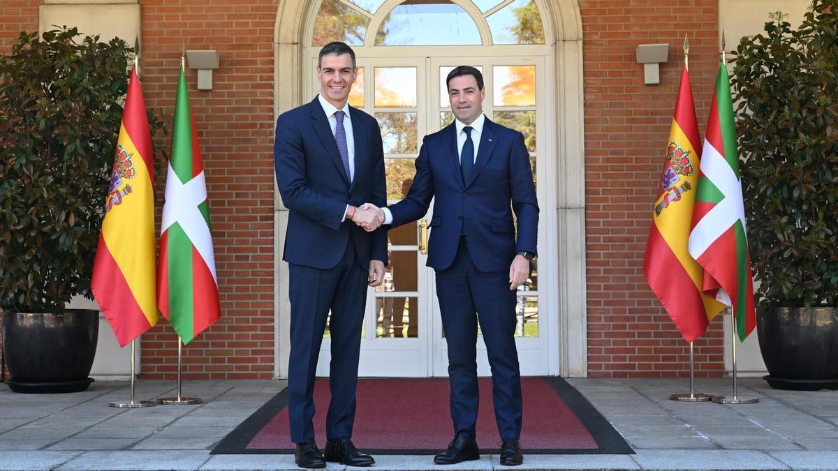 El presidente del Gobierno, Pedro Sánchez, durante su reunión de este viernes con el lehendakari, Imanol Pradales.