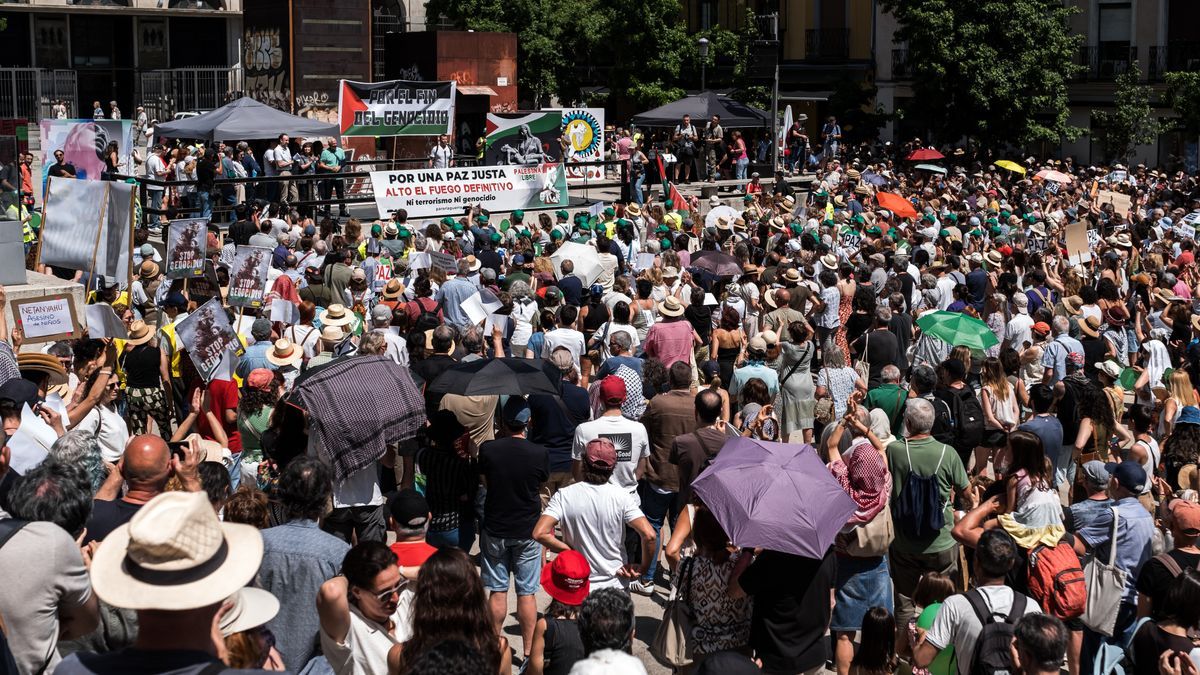 Cientos de personas durante una manifestación en apoyo a Palestina, en la Plaza de Juan Goytisolo.